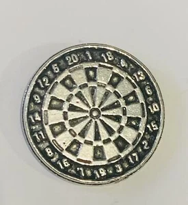 TABLERO DE DARDOS PLATA PELTRE PIN INSIGNIA ORGANZA BOLSA Y CAJA DE REGALO OPCIÓN CUMPLEAÑOS NAVIDAD - Imagen 1 de 12