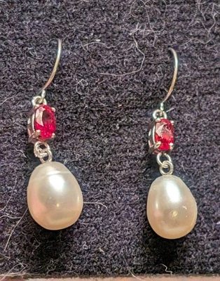 Pendientes Gancho Oro Blanco 10K, Espinela Roja y Perla Agua Dulce Foto 1 de 4