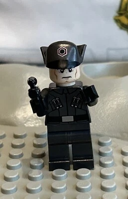 Lego Star Wars First Order Officer Minifigure SW0870 - Image 1 of 4