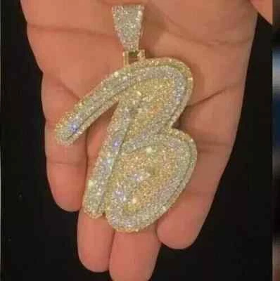 Colgante con letra inicial de diamante creado en laboratorio de corte redondo de 2 quilates enchapado en oro amarillo de 14 quilates Foto 1 de 4