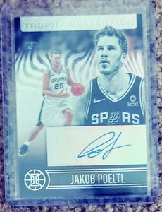2020-21 Panini Illusions Jakob Poeltl Trophy Collection Signatures Auto #TC-JPT - Bild 1 von 2