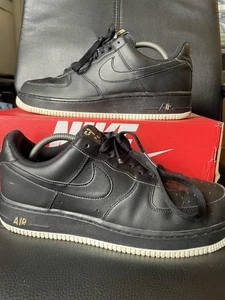 Nike Air Force 1 Low ‘07 Leaf Crest Logo Black Mens UK 9 Trainer AA4083-014 - Picture 1 of 8