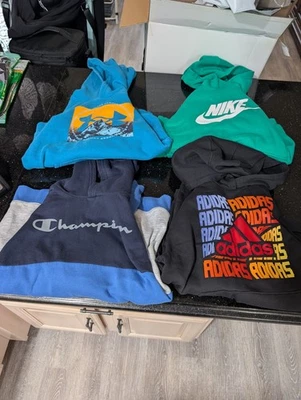 Lote de 4 sudaderas con capucha para niños Under Armour, Champion, Nike, Adidas XL y L Foto 1 de 4