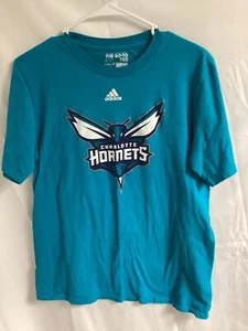 Camiseta Adidas Charlotte Hornets NBA Vintage Logo The Go-To Y 18, se adapta a adultos pequeños - Imagen 1 de 6