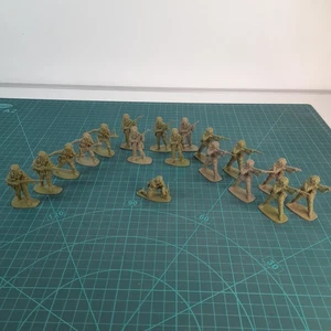 Vintage Airfix 1:32 British Paratroopers Unpainted Set Of 18 - Picture 1 of 8