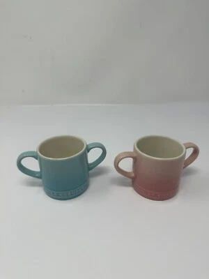 Tazas Bebé Le Creuset X2 Rosa y Azul Doble Asas Taza Pequeña Cerámica NUEVO EN CAJA Foto 1 de 4