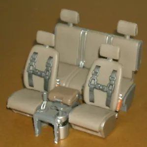 Jeep Rescue 4x4 Innenteile (4 Stück) Vordersitze & Rücksitze mit Konsole Maßstab 1:18 - Bild 1 von 7