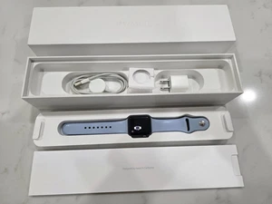 Apple Watch Series 2 bracelets gris sidéral bleu et noir dans sa boîte - Photo 1 sur 8