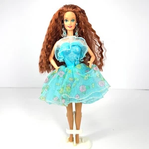 Muñeca Barbie Locket Sorpresa Kayla Cabello Rojo Corazón Azul Mattel #11209 1993 De Colección - Imagen 1 de 5