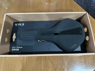 NUEVO Sillín de Bicicleta Fizik Antares R1 Abierto, GRAN Ancho Trenzado Carbono 152 mm Negro Foto 1 de 4