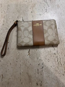 Coach Eckreißverschluss Handgelenktasche aus charakteristischem beschichtetem Canvas mit Streifen - Bild 1 von 6