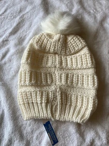 Treasure & Bond Damen Kunstfell Bommel Beanie | Farbe - Elfenbein | Einheitsgröße - Bild 1 von 4