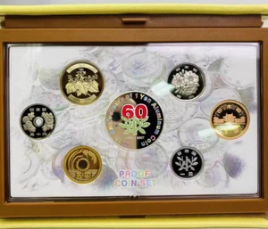 JAPÓN 2015 Juego de Prueba Moneda de 1 Yen 60 Aniversario 6 Monedas + Medalla de Plata Como Nueva - Imagen 1 de 4