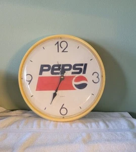 VINTAGE 14" KUNSTSTOFF PEPSI UHR - Bild 1 von 3