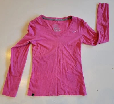 Nike The Athletic Dept Mujer Cuello en V Camiseta Rosa Bordada Swoosh Pequeña Foto 1 de 4