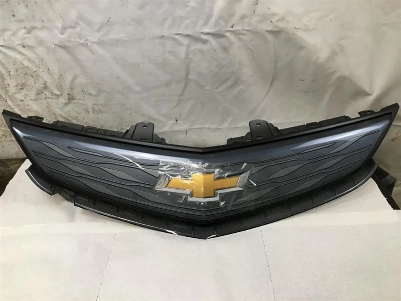 Rejilla superior delantera plateada OEM 42497944 TUR para Chevrolet Bolt EV 2017-18 2644652 Foto 1 de 2