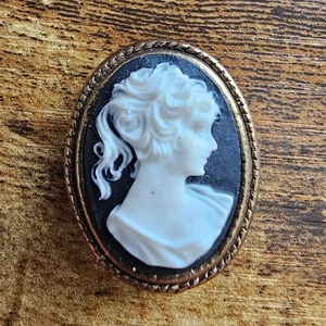 Vintage Nony New York Button Cover Lady Cameo Brooch Silver-tone Metal - Picture 1 of 5