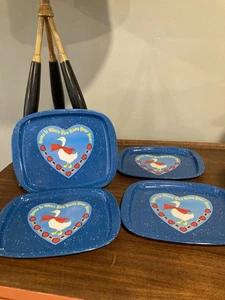 Vintage Blech Metall Snack Tabletts Gans Oma Chic Kern Set 4 blau Bauernhaus Herz - Bild 1 von 6