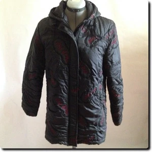 CKN de Escandinavia Negro con Rojo Bordado FELIZ Abrigo Chaqueta Prendas exteriores M/L - Imagen 1 de 7