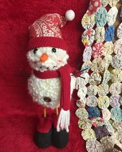 Schneemann Figur 11 1/2" groß mit Bommel Körper Strickmütze Schal & Socken süß - Bild 1 von 3