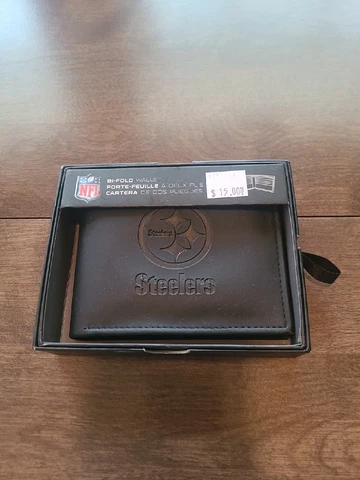 Nice NFL Pittsburgh Steelers Leather Bi Fold Wallet. NIB Cover