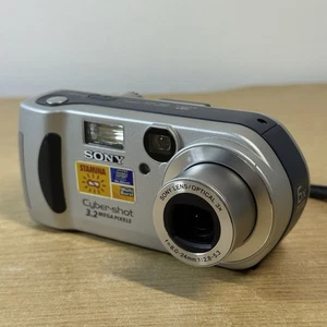 Cámara digital Sony DSC-P71 3,2 MP compacta apuntar y disparar sin tarjeta de memoria - Imagen 1 de 9