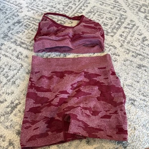 Conjunto de Top y Pantalones Cortos Activos Estampado Camuflaje Borgoña SHEIN - Imagen 1 de 3