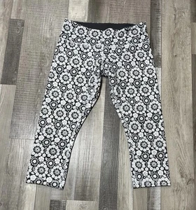 LULULEMON WOMENS SIZE 8 CAPRI LEGGINGS FLORAL GRAY WHITE Compression - Picture 1 of 6