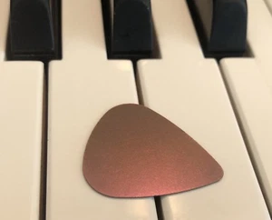 100 % Titan rosa Gitarren-Plektrum. Metall USA Silber Messing Kupfer Musiker Geschenk - Bild 1 von 1