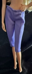 Barbie Größe Kleidung - lila Leggings/Caprihose - passt Barbie - Bild 1 von 2