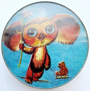 UDSSR SOWJETISCHE ANSTECKNADEL ABZEICHEN. Cheburashka mit Blume reitet einen Bären auf einem Schlitten - Bild 1 von 6