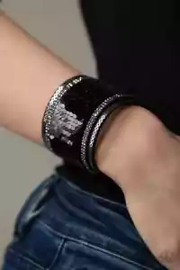 Paparazzi Armband - Meerjungfrauen haben mehr Spaß - schwarze und silberne Pailletten - Schnappverschluss - Bild 1 von 5
