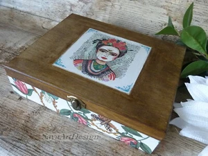 Scatola in legno di tè con ritratto di Frida Kahlo. Regalo di Madre. - Imagen 1 de 12