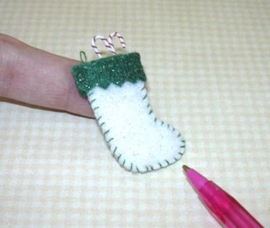 Calza in feltro miniatura con scintillio, BIANCO con bracciale VERDE: CASA DELLE BAMBOLE Natale 1:12 - Foto 1 di 1