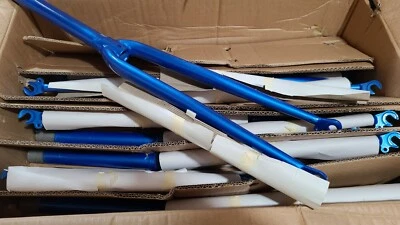 Lote de 7 - Horquilla de bicicleta nueva, soportes de freno de pinza, soportes de portaequipajes y guardabarros, azul Foto 1 de 4