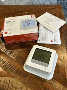 Honeywell TH8320B VisionPRO 8000 Touchscreen Programmable Thermostat - Picture 1 of 3