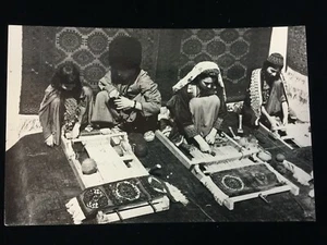 ORIGINAL 70ER JAHRE AFGHANISTAN S/W FOTO, MÄDCHEN MACHEN GEBETSTEPPICHE. - Bild 1 von 2