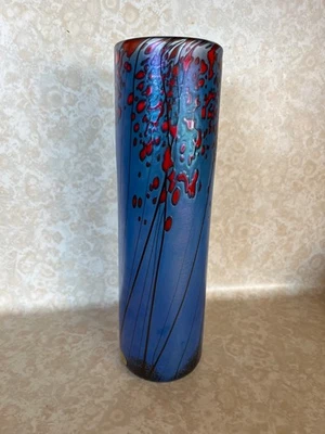 Jarrón de vidrio artístico Robert Hold 11 1/4” x 3 1/4” con pegatina azul con salpicaduras rojas Foto 1 de 4