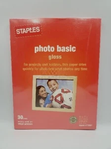 Papel de brillo básico fotográfico Staples 81⁄2"" x 11"" 30 hojas paquete sellado de fábrica - Imagen 1 de 6