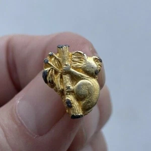 Koala Bear Australia Gold Toned Metal Australian Eucalyptus READ Hat Lapel Pin - Bild 1 von 12