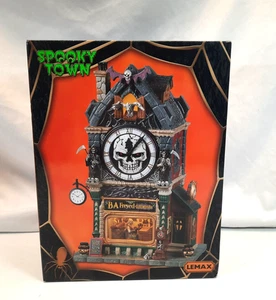 Lemax Spooky Town 2022 B.A. FREYED CLOCKSMITH #25851 beleuchtetes Dorfgebäude - Bild 1 von 7