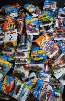 Paquete de fiesta surtido aleatorio Hot Wheels 10 autos coleccionable RTH incluido caja envío Foto 1 de 4