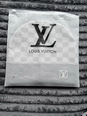 Grey Louis Vuitton Unisex Knit Beanie Silk/Wool Blend. - Image 1 of 4