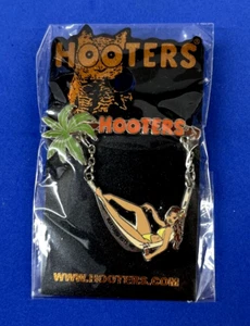 MARYLAND HGTS, MO - HOOTERS BRUNETTE BIKINI GIRL LAYING IN TROPICAL HAMMOCK PIN - Picture 1 of 3