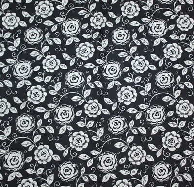 Flores blancas y negras de 1 yarda de QTFabrics  Foto 1 de 2
