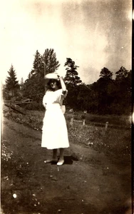 RPPC Postkarte junge Dame schönes weißes Kleid Hut draußen L3 - Bild 1 von 2
