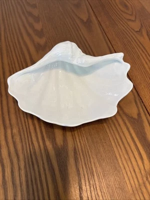 Plato de baratija Pottery Barn con cáscara blanca Foto 1 de 4