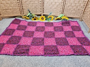 Handgefertigte Häkeldecke Bettüberwurf 50" x 30" Rosa Lila Quadrate Vintage - Bild 1 von 5