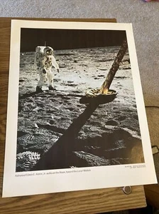1969 NASA Apollo Fotodruck Astronaut Edwin Arldrin Jr Walks on the Moon towards - Bild 1 von 2