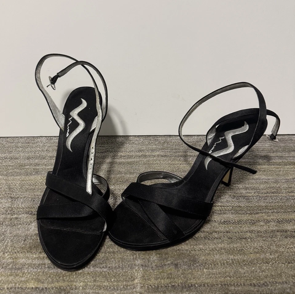 Sandalias de tacón Nina negras satinadas con tiras talla 7 EE. UU. Foto 1 de 4
